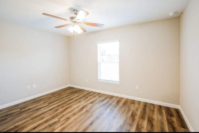 Building Photo - 1702 SW Airoso Blvd