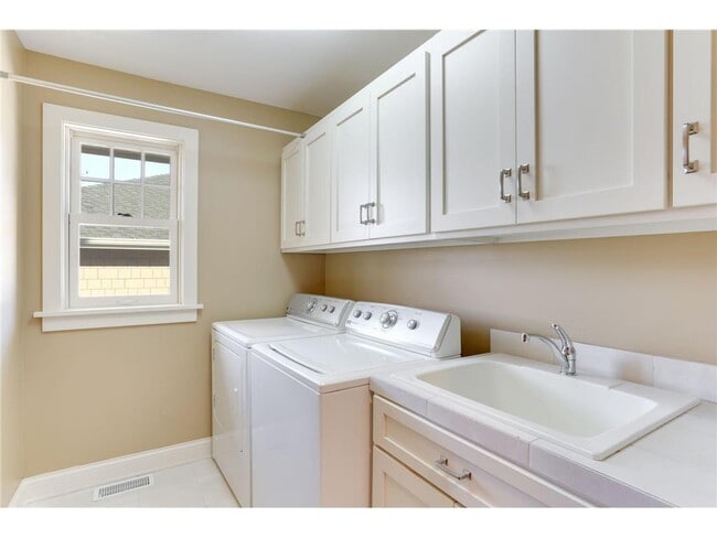 Building Photo - 2012 W Laurel Ave