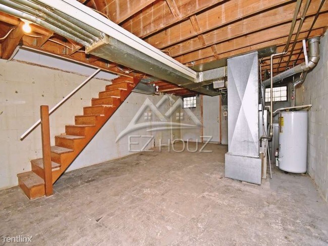 Building Photo - 2 br, 1.5 bath Apartment - 4108 Eastmont Ave