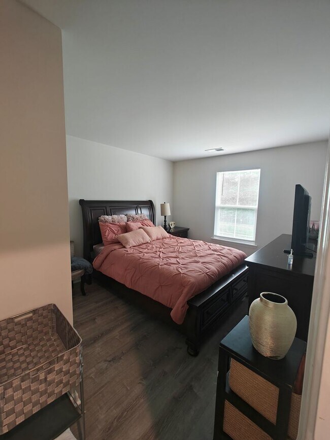 Building Photo - 3 bedroom townhome