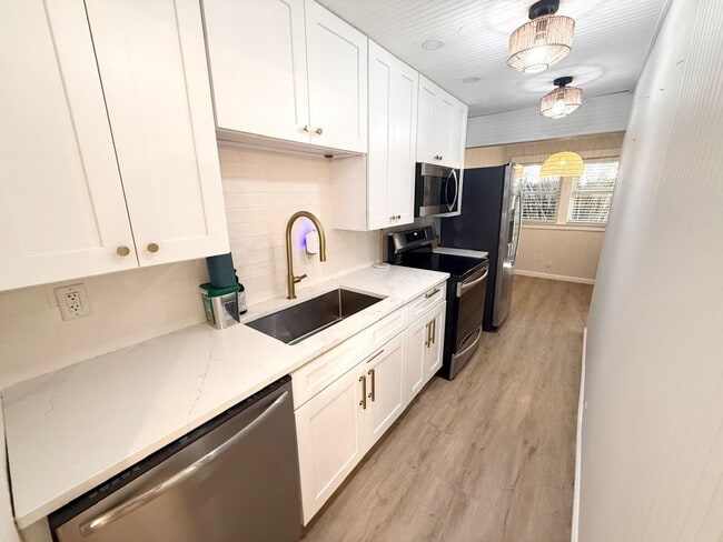 Building Photo - Charming Beachside Rental!