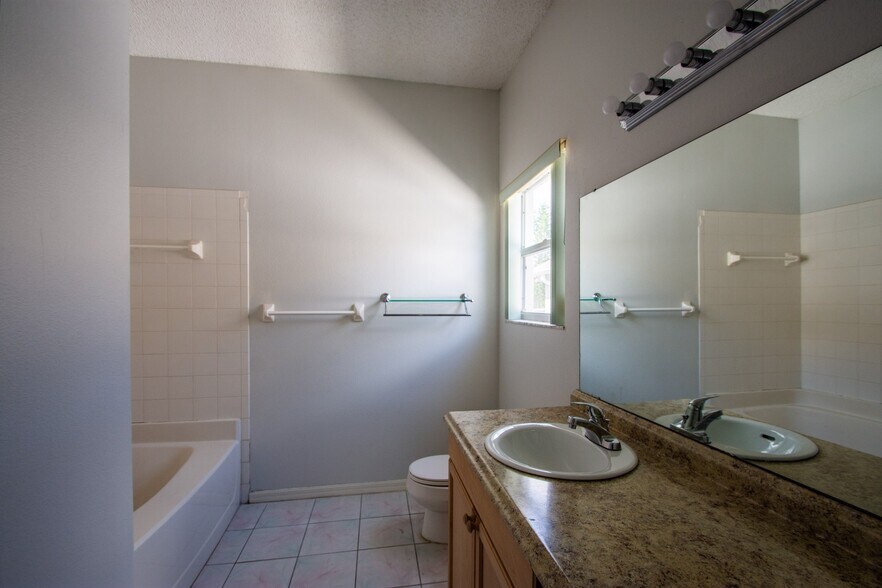 Building Photo - Available Now! 3/2 Home Near Hunter's Cree...