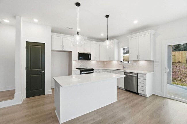 Building Photo - New Construction Townhome Minutes from Uptown