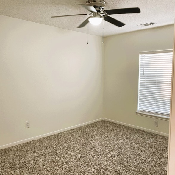 Building Photo - 18143 Holly Forest Dr