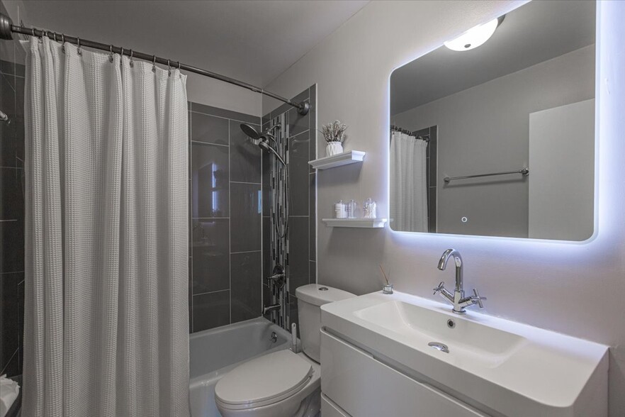 Building Photo - 5445 N Sheridan Rd