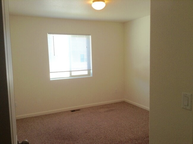 Building Photo - 3 BEDROOM, 2.5 BATHROOM, SADDLE RIDGE TWIN...