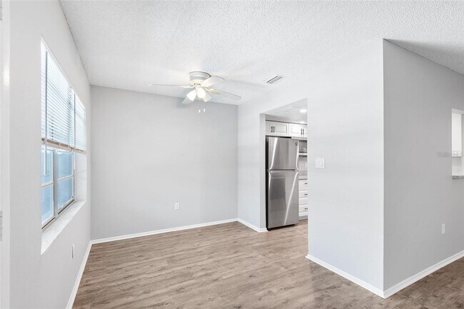Building Photo - ST PETE APARTMENT FOR RENT!!
