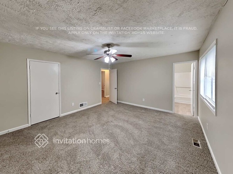 Building Photo - 4026 Leicester Dr NE
