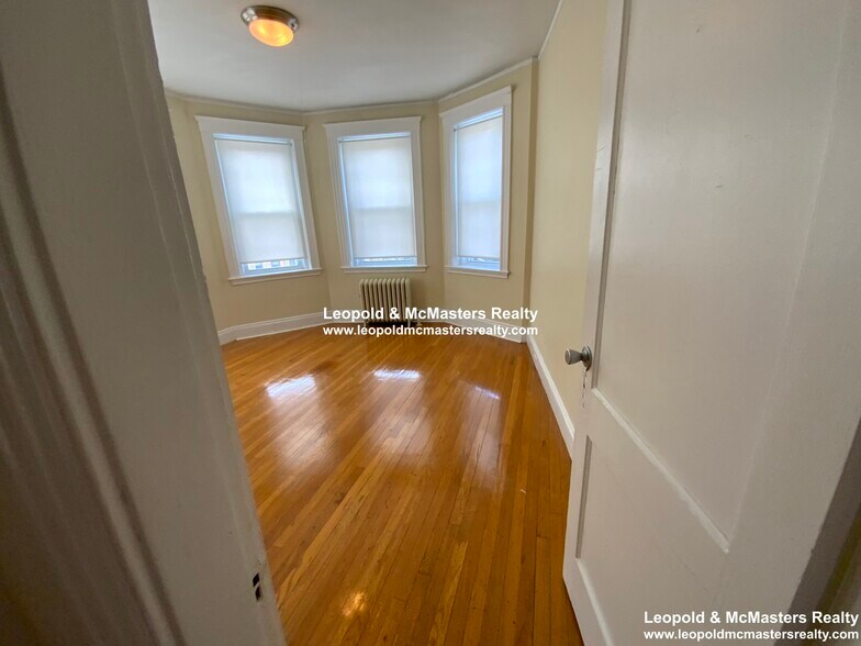 Building Photo - 217 Kelton St