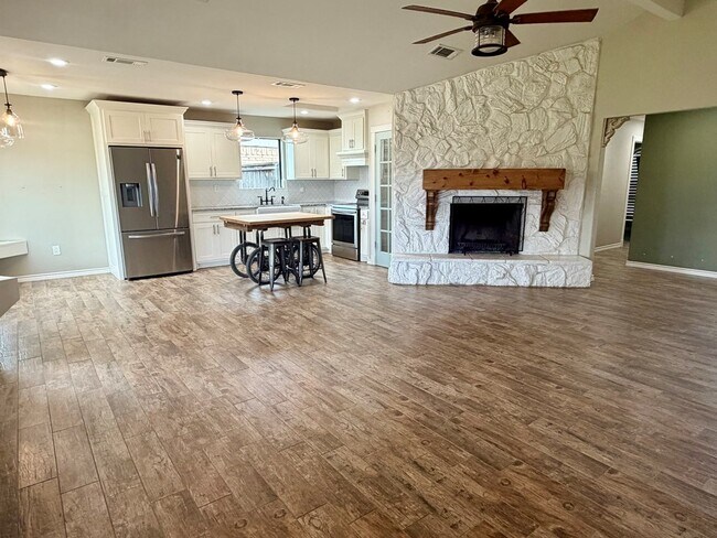 Building Photo - 8814 Holiday Dr