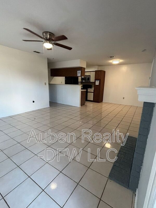 Building Photo - 545 Canary Ln