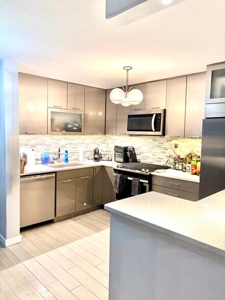 Building Photo - 129 E Bellevue Pl