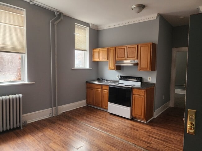 Building Photo - 210 Main St