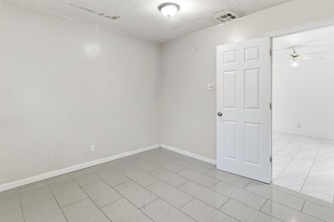 Building Photo - 2748 SW 46th Ct