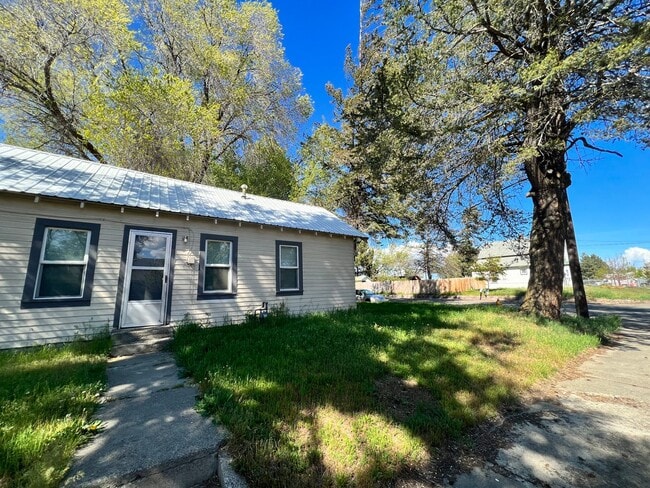 Building Photo - Cottage Style 1 Bed Home with a Large Yard & Storage Shed for Rent