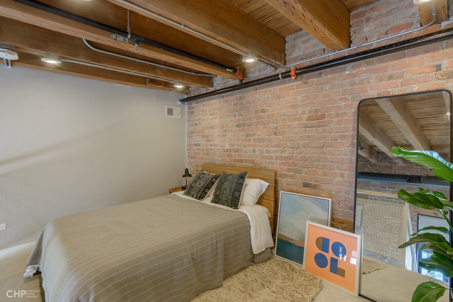 Building Photo - 729 N Sangamon St