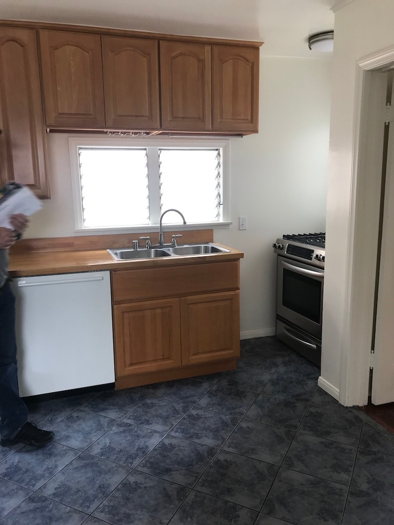Kitchen with gas stove. - 1236 10th St