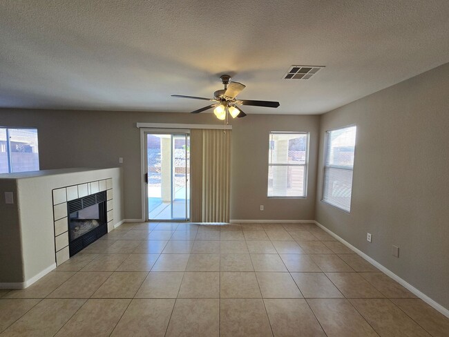 Building Photo - 3 Bedroom Home in Summerlin North Close to...