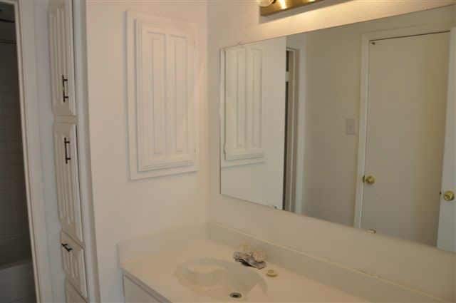Building Photo - 2610 Lakehill Ln