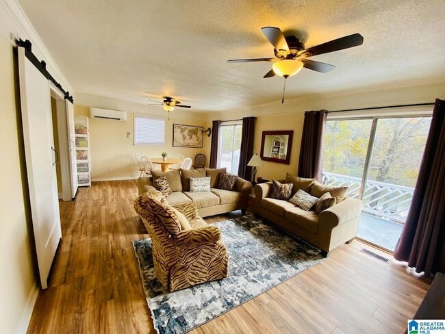 Building Photo - 992 Clear Creek Dr