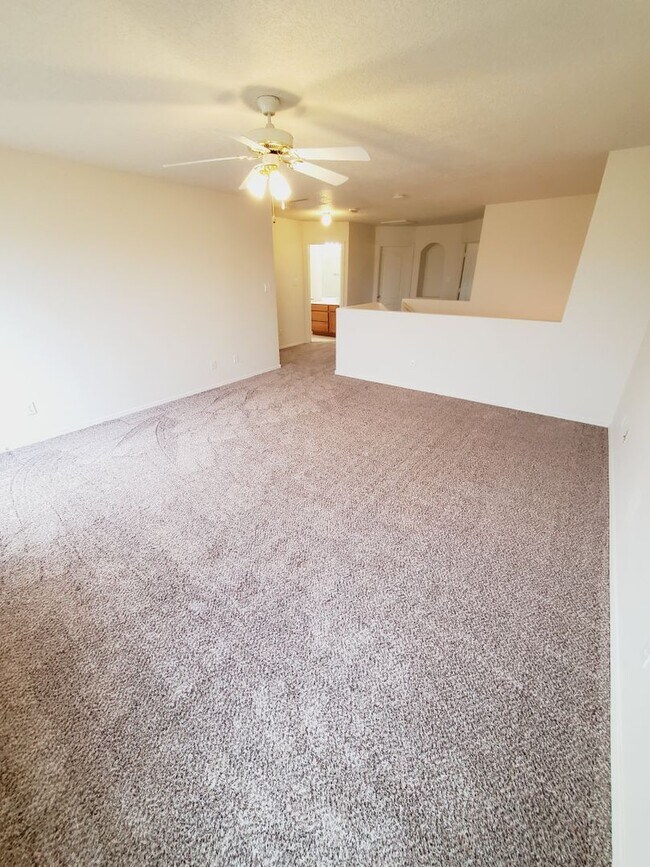 Building Photo - 3 Bedroom 2.5 Bathroom