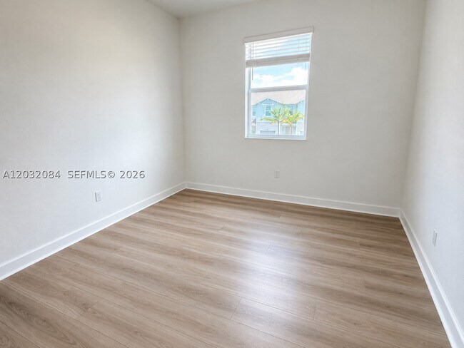 Building Photo - 652 SE Lk Fls St