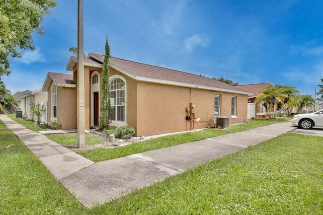 Building Photo - Charming 3/2 Spacious Home Located in the ...