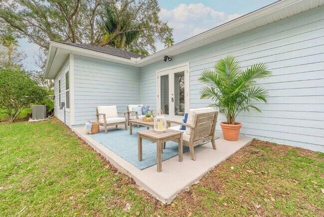 Building Photo - 679 Coral Cir