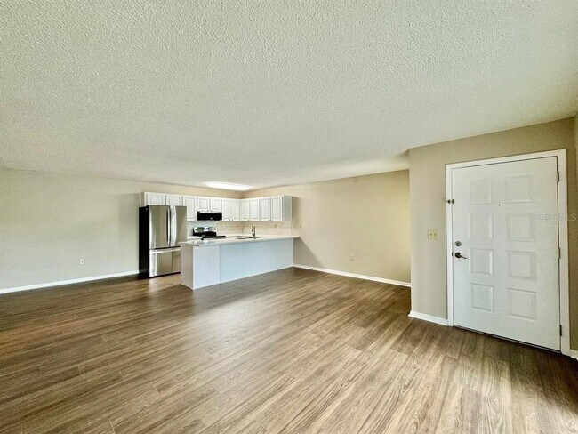 Building Photo - 3323 Crystal Ct E