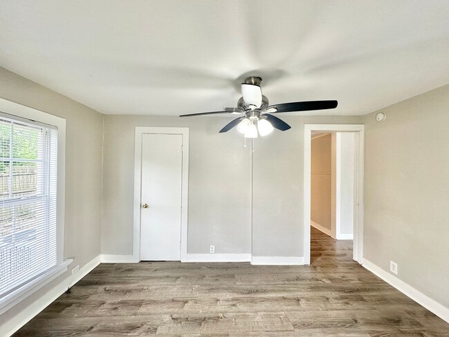 Building Photo - Available Now! Charming & Updated 3-Bedroo...