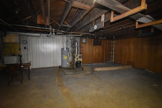 Building Photo - Two Bedroom Home with Detached Garage!