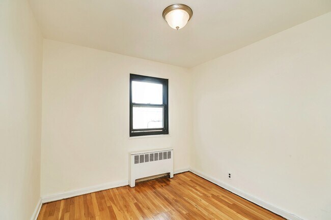 Building Photo - 2335 Hudson Terrace