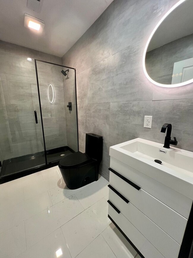 Building Photo - Newly Renovated 1-Bedroom Apartment! Avail...
