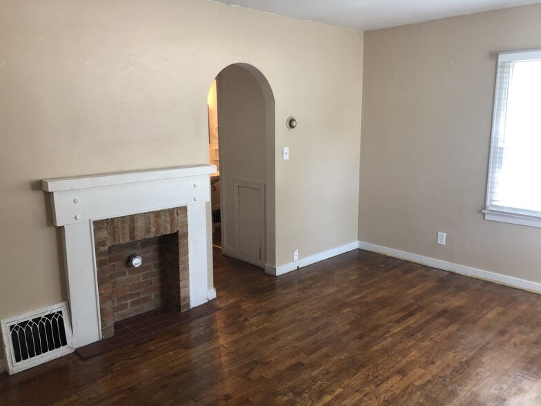 Building Photo - 917 S University Ave