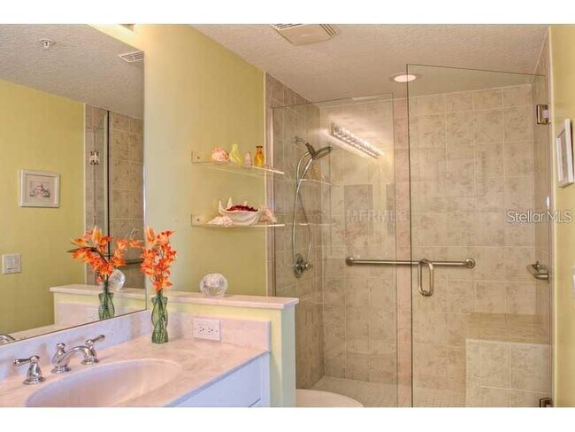Building Photo - 800 N Tamiami Trl