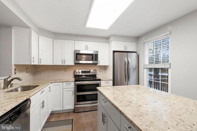 Building Photo - 2423 Bolton Ln