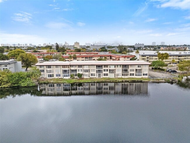 Building Photo - 18900 NE 14th Ave