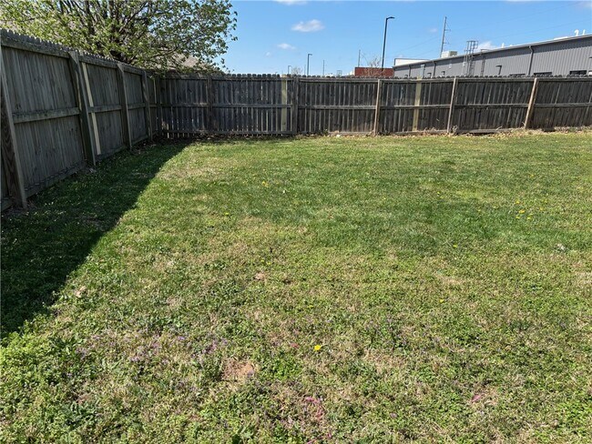 Building Photo - 112 Sage St