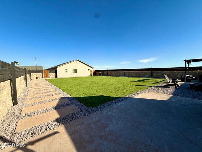 Building Photo - 11860 Ernest Rd