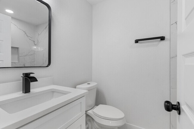 Building Photo - 219 Lakeview Dr