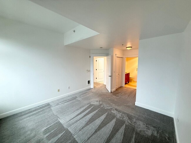 Building Photo - 2BR Condo with Private Patio Near Discovery Park – Blue Heron Community