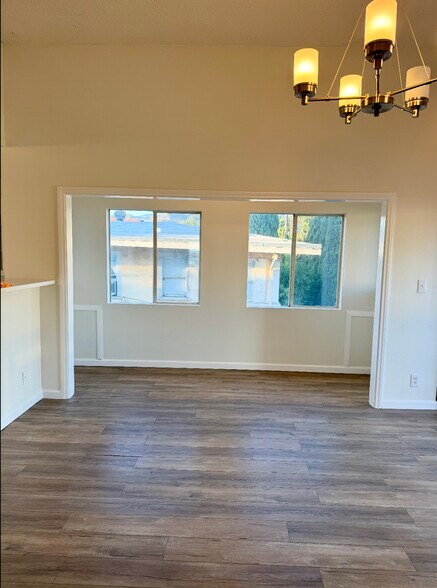 Building Photo - 1519 N Mariposa Ave