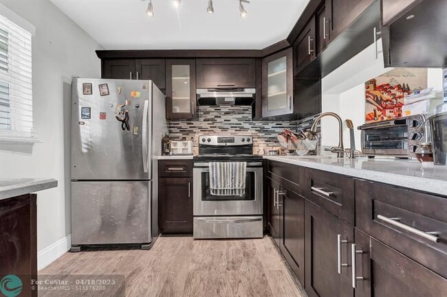 Building Photo - 9430 Poinciana Pl
