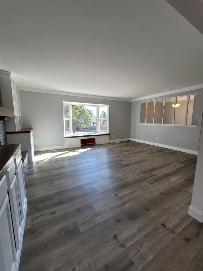 Building Photo - Gorgeous 4 Bedroom Home for Rent on Buckho...