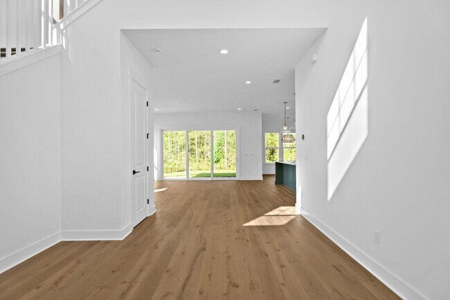 Building Photo - Preserve Views!