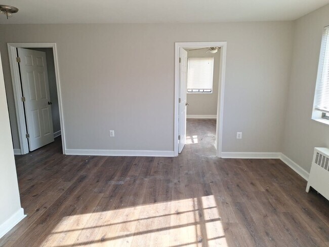 Building Photo - Affordable 2-Bedroom Apartment in Southwes...