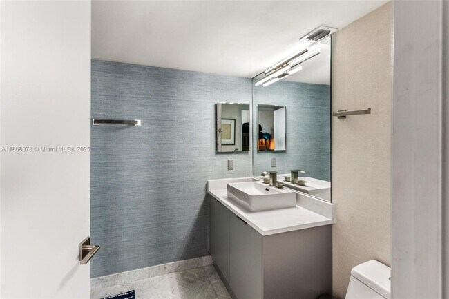 Building Photo - 16400 Collins Ave
