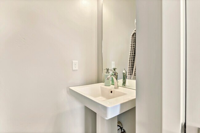 Building Photo - 3537 N Prospect Ln