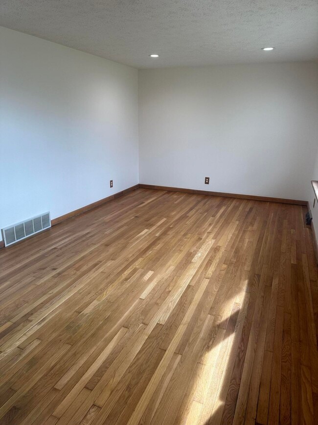 Building Photo - 603 Worcester Rd