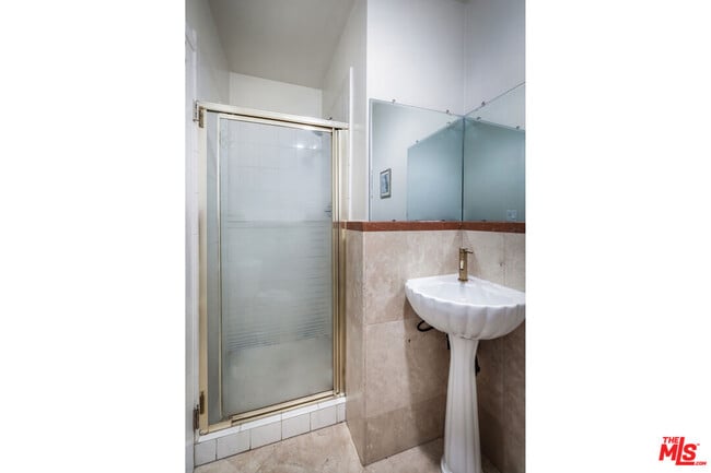 Building Photo - 612 Luton Dr